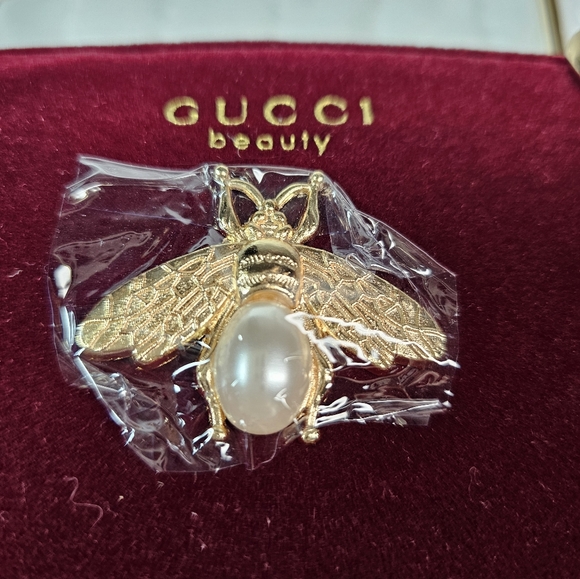 Gucci Beauty Burgundy Bee Shoulder Crossbody Bag With Matching Pearl Chain Strap - Picture 3 of 12